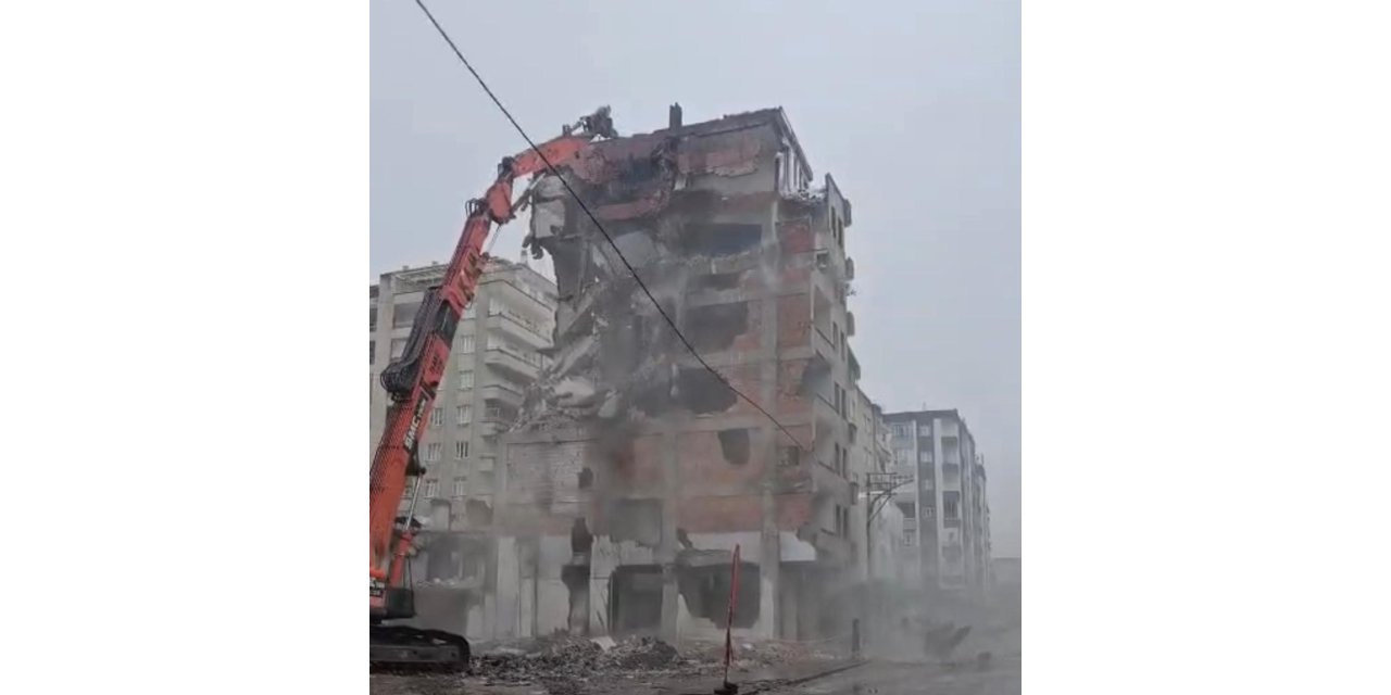 Ağır hasarlı bina tek dokunuşla yerle bir oldu