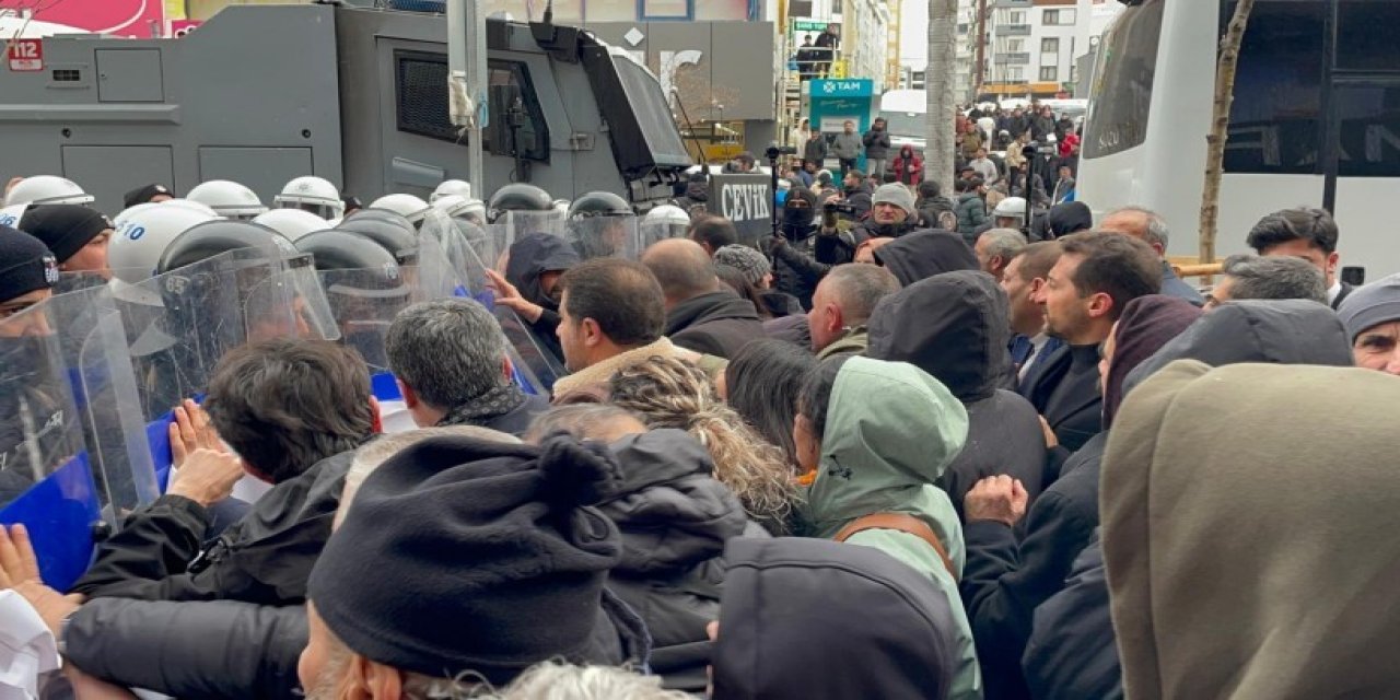 Van’da yürüyüş sırasında gerginlik