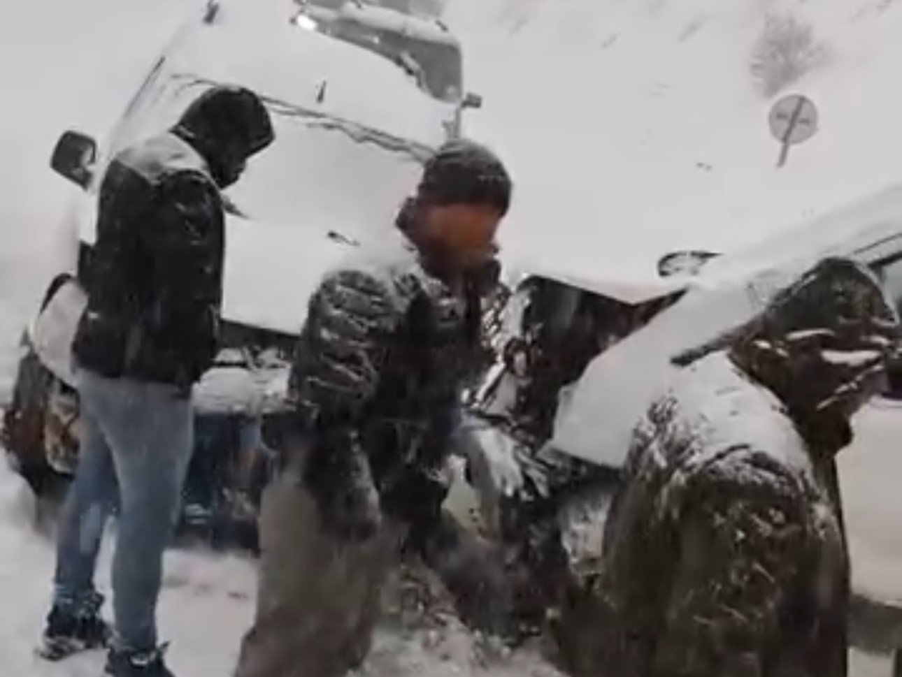 Yüksekova’da buzlu yolda 2 kamyonet çarpıştı