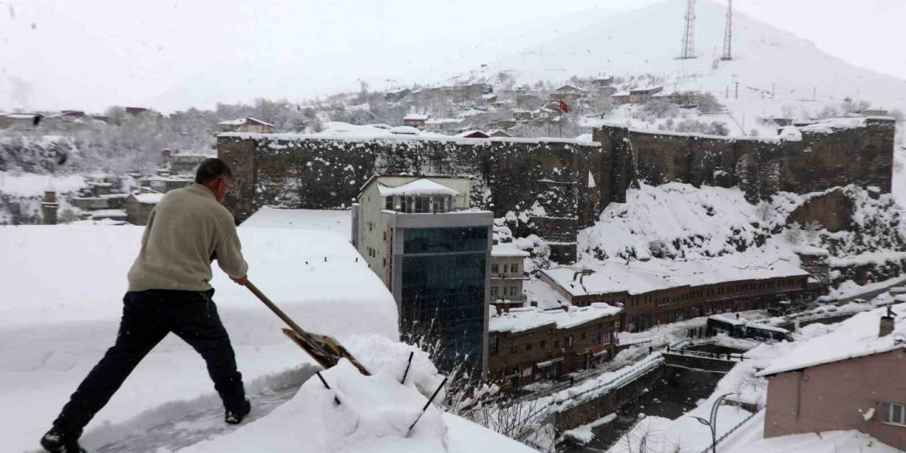 Bitlis’te yoğun yağış sonrası çatılarda kar küreme seferberliği