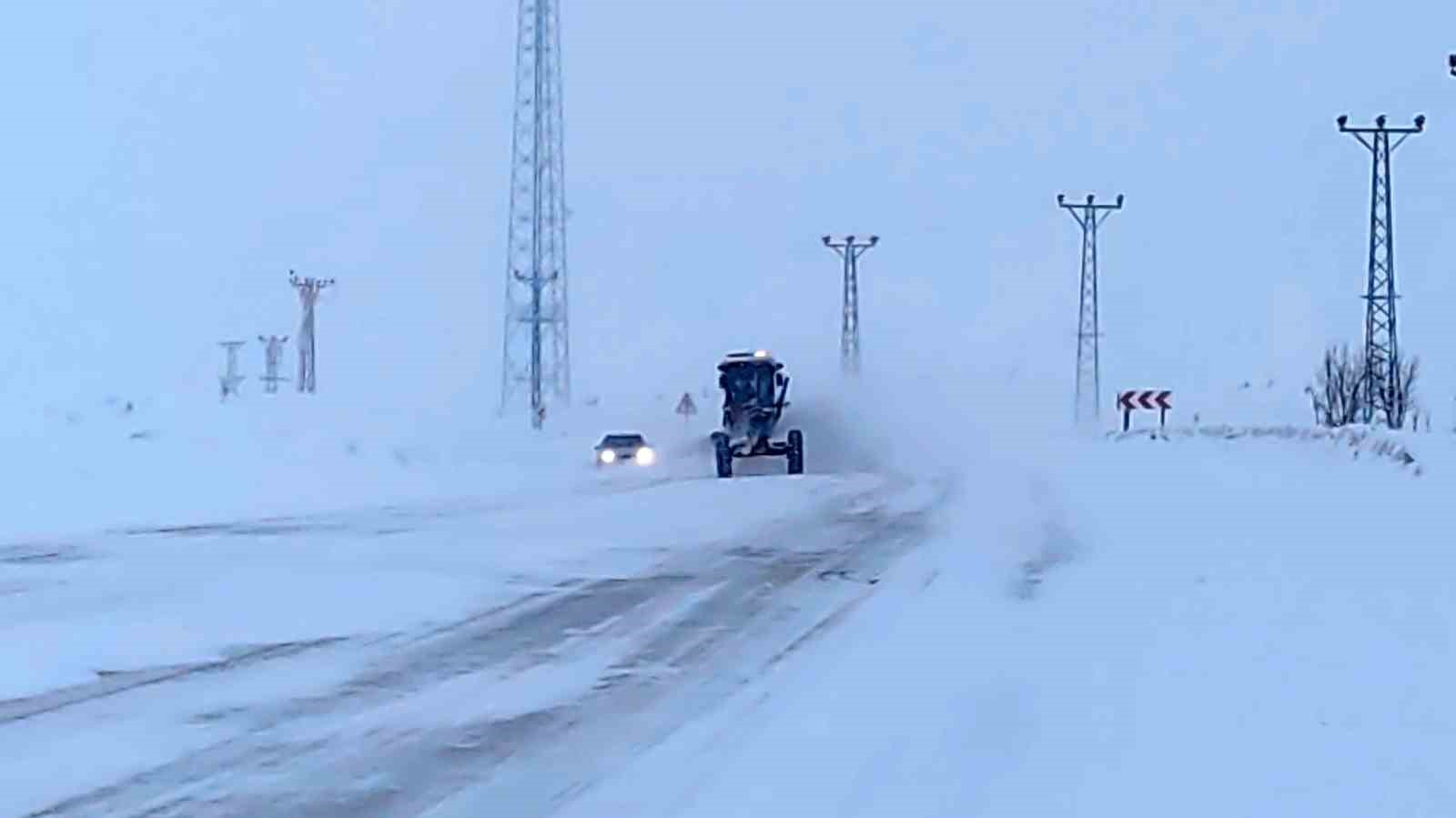 Kurubaş Geçidi’nde kar yağışı ve sis etkili oluyor