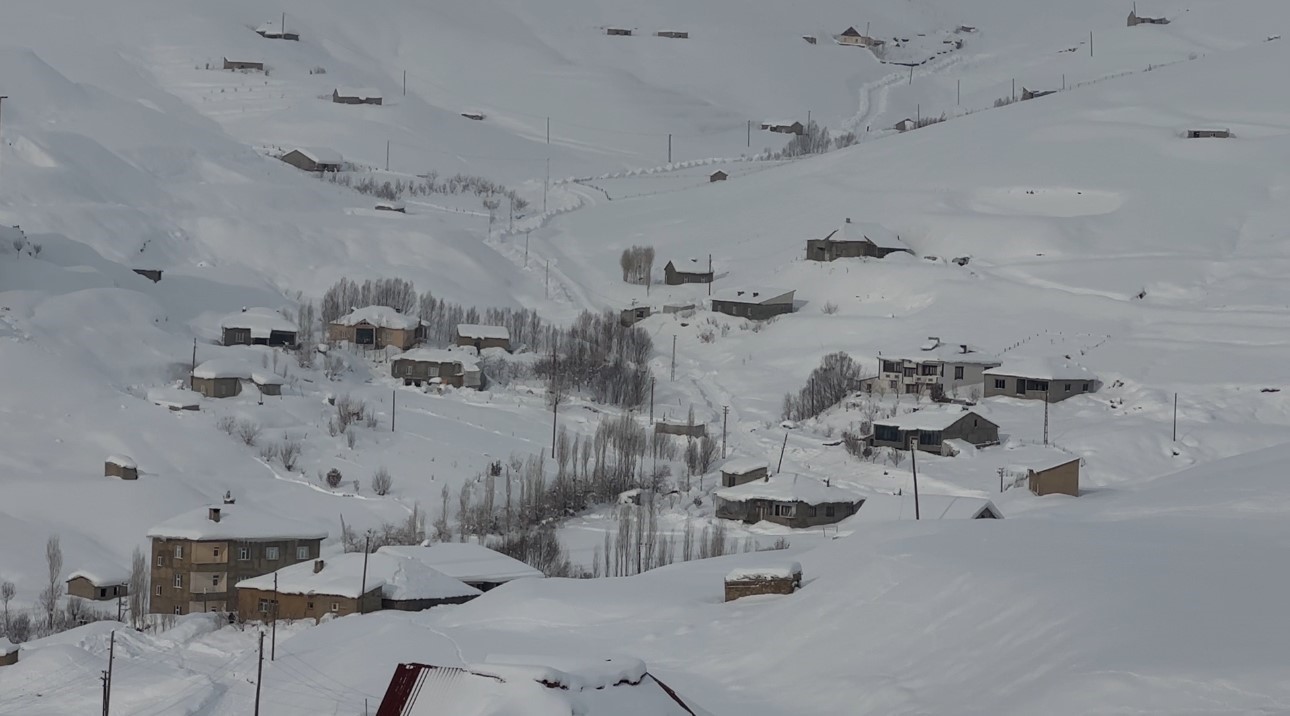Hakkari’de 229 yerleşim yerinin yolu kapandı