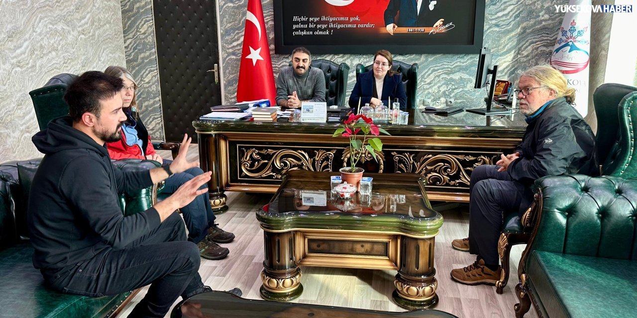 Yüksekova’da kar engeline takılan Alman turistlere belediyeden destek