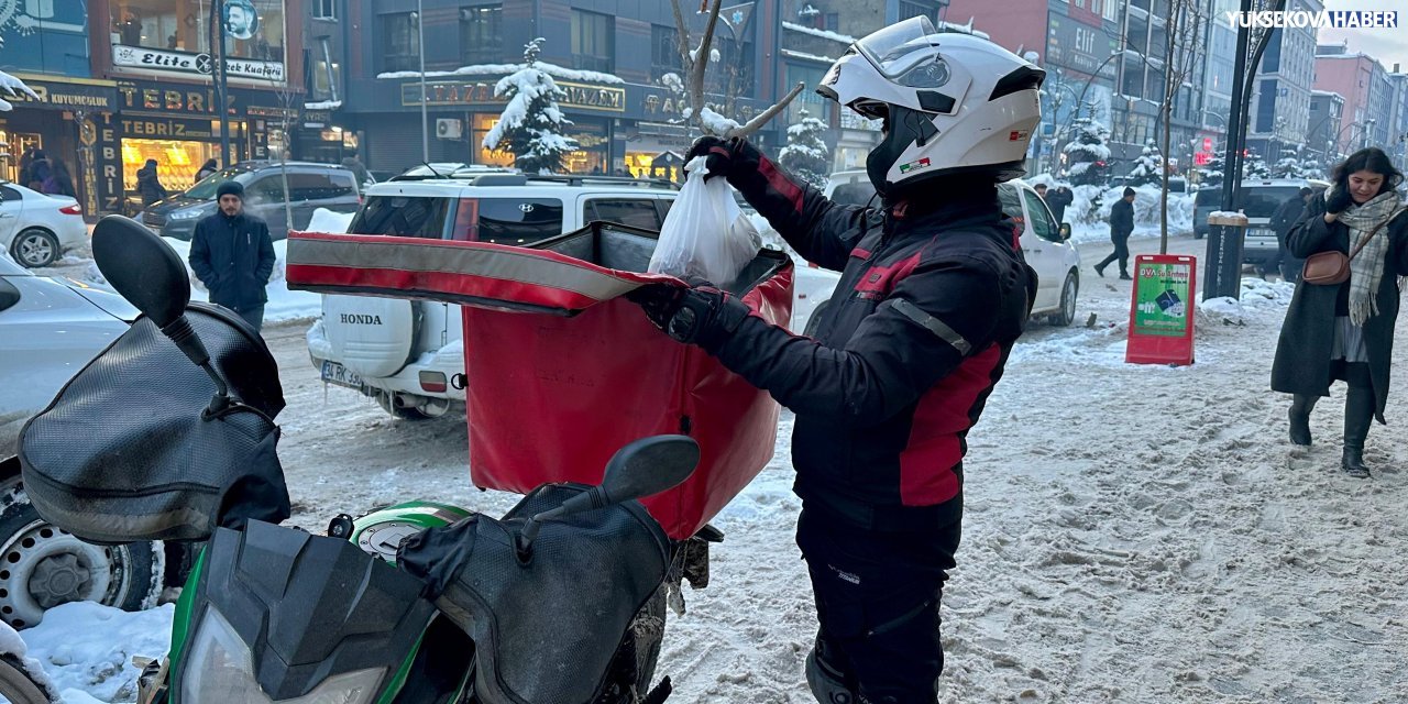 Yüksekova’da kar ve buz motokuryeleri zorluyor