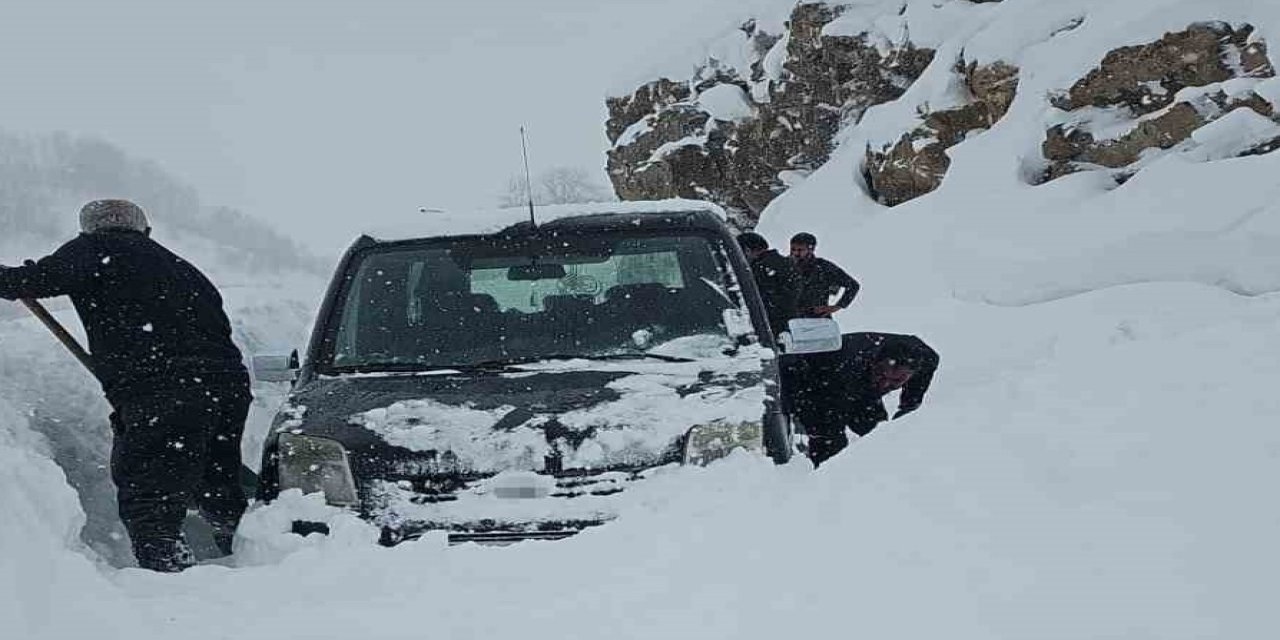 Bahçesaray’da çığ faciası son anda atlatıldı: Araçtaki aile ölümden döndü