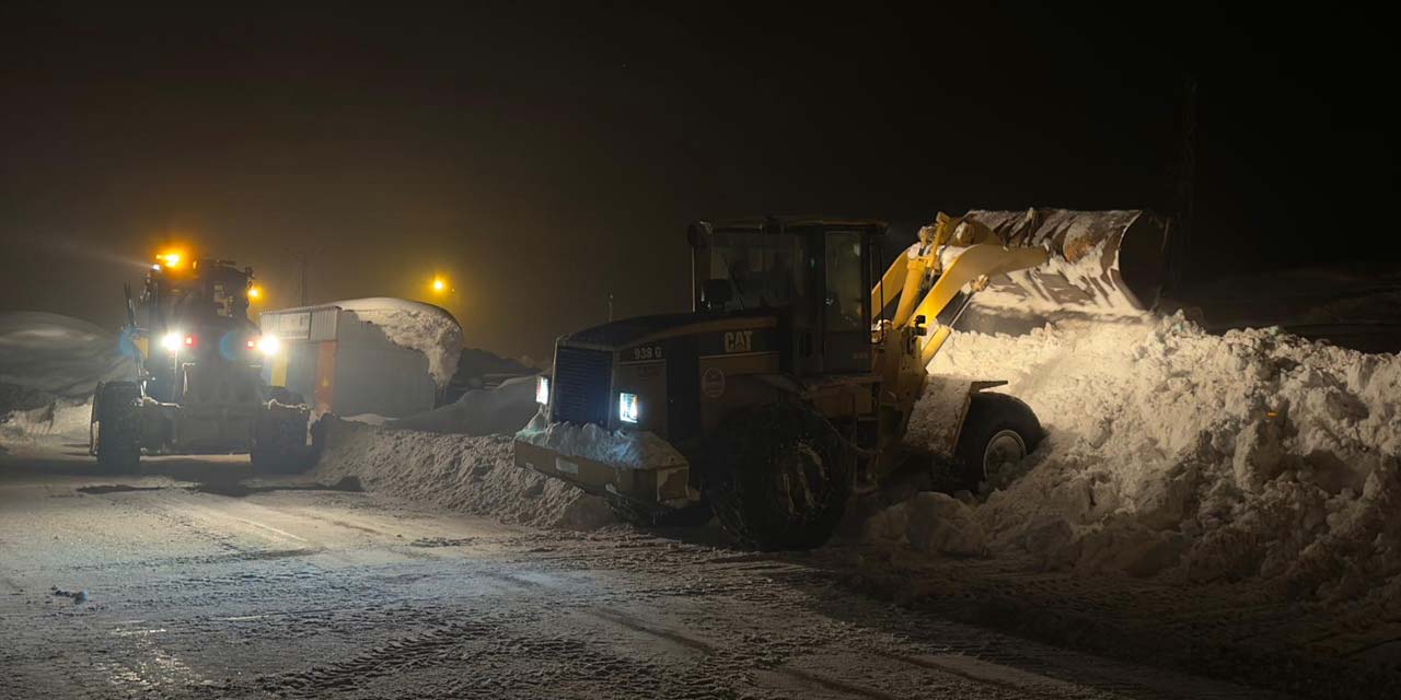 Yüksekova Devlet Hastanesi bahçesinde kar temizliği yapıldı