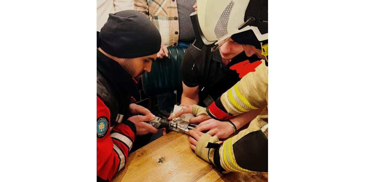 Parmağı zımbaya sıkışan genç için itfaiye ekipleri harekete geçti