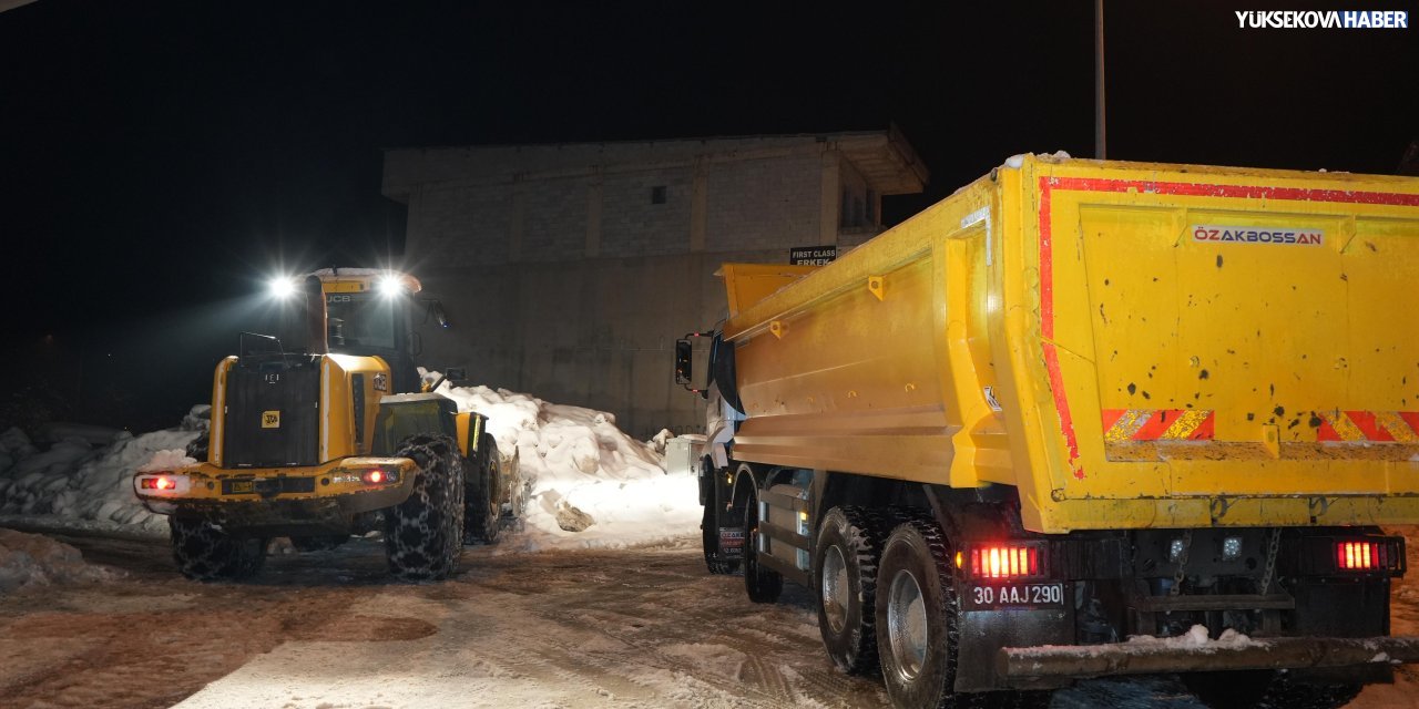 Derecik’te kar temizleme çalışması