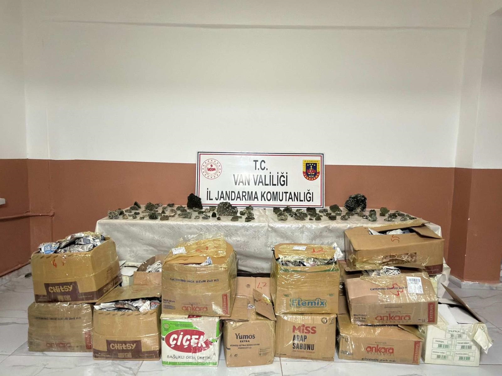 Başkale'de 3 milyon 336 bin TL'lik gümrük kaçağı eşya ile kuvars taşı ele geçirildi