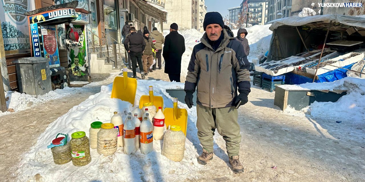 Yüksekova’da dondurucu soğukta geçimini yöresel ürünlerle sürdürüyor