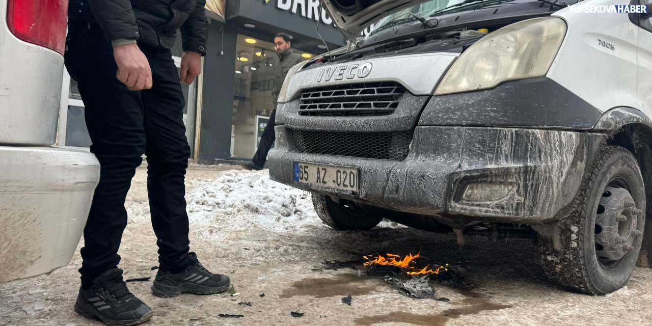 Yüksekova’da soğuk hava araçları dondurdu