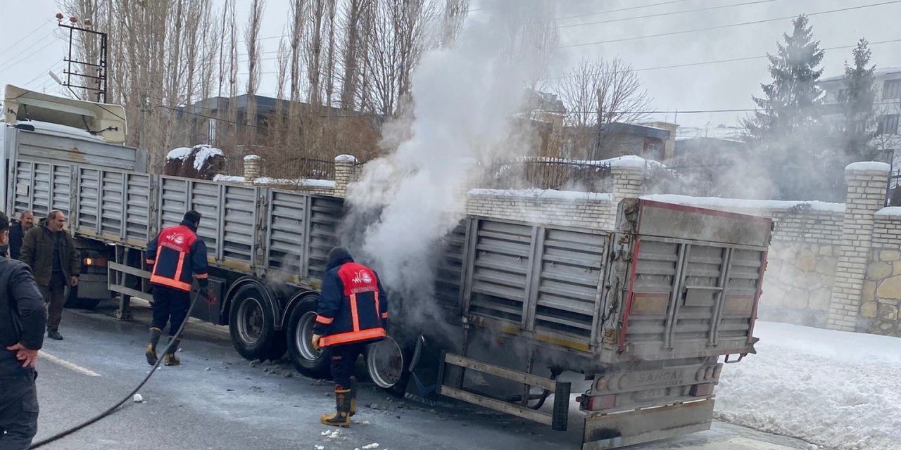 Seyir halindeki tırın lastikleri yandı