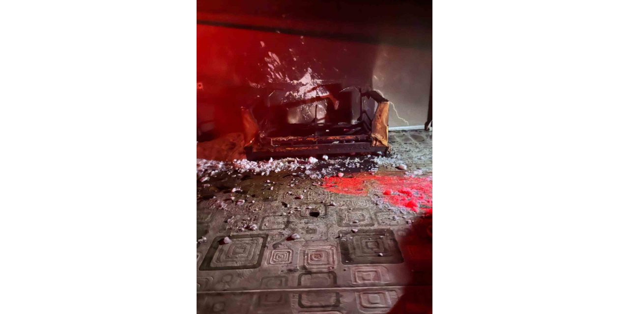 Van’da çıkan yangında bir ev kullanılamaz hale geldi