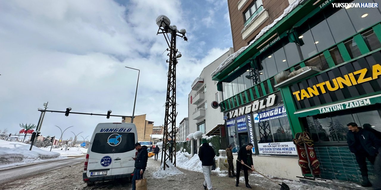 Yüksekova’da işlevsiz elektrik direğinin kaldırılması talebi