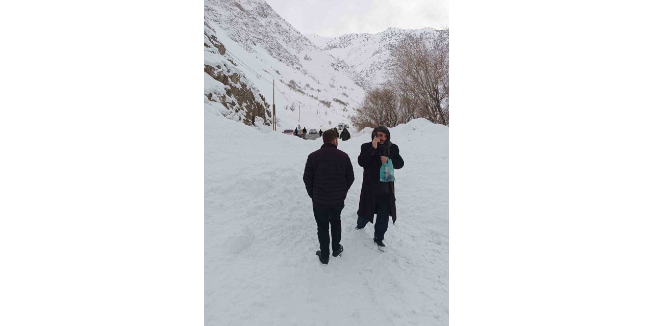 Hakkari-Van kara yoluna çığ düştü