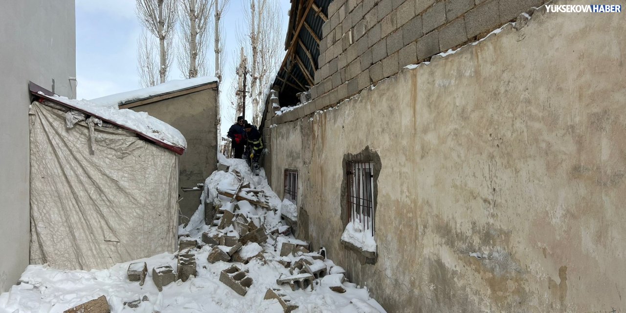 Yüksekova’da çatı çöktü, 2 kişi şans eseri yara almadan kurtuldu