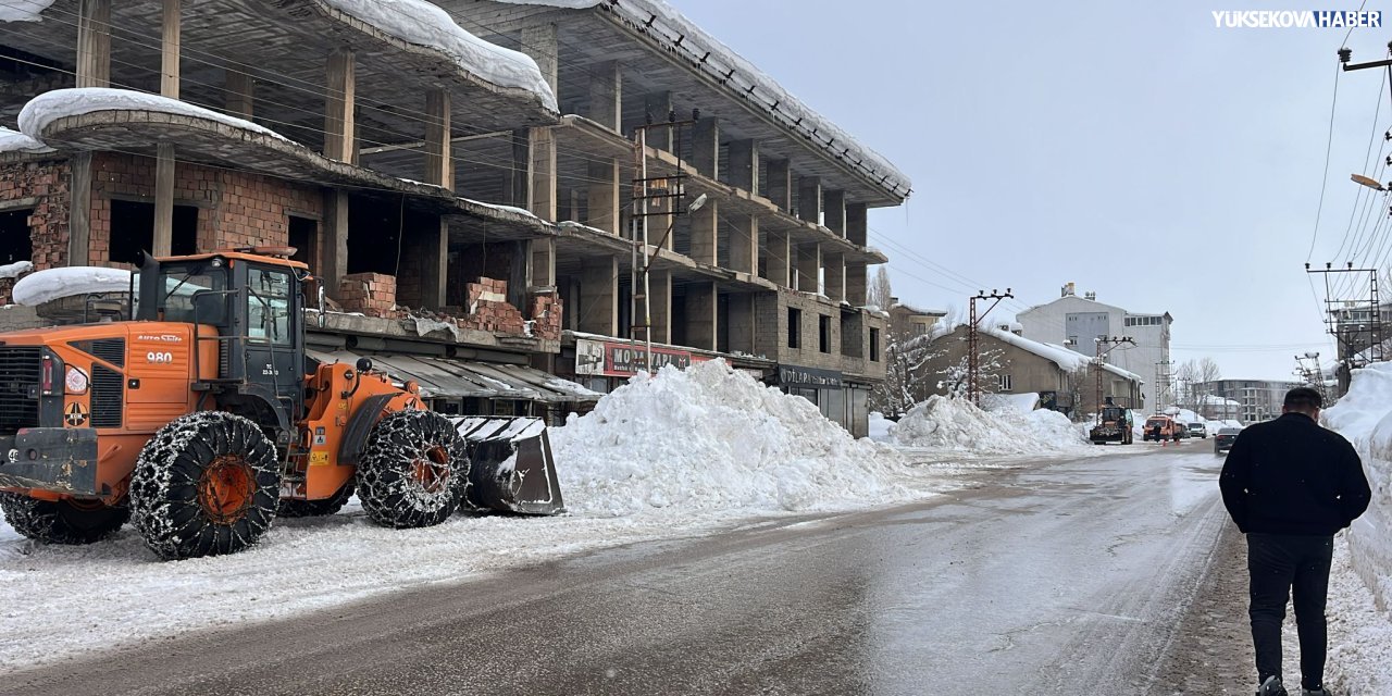 Dağlıca yolunda genişletme ve kar temizleme çalışması