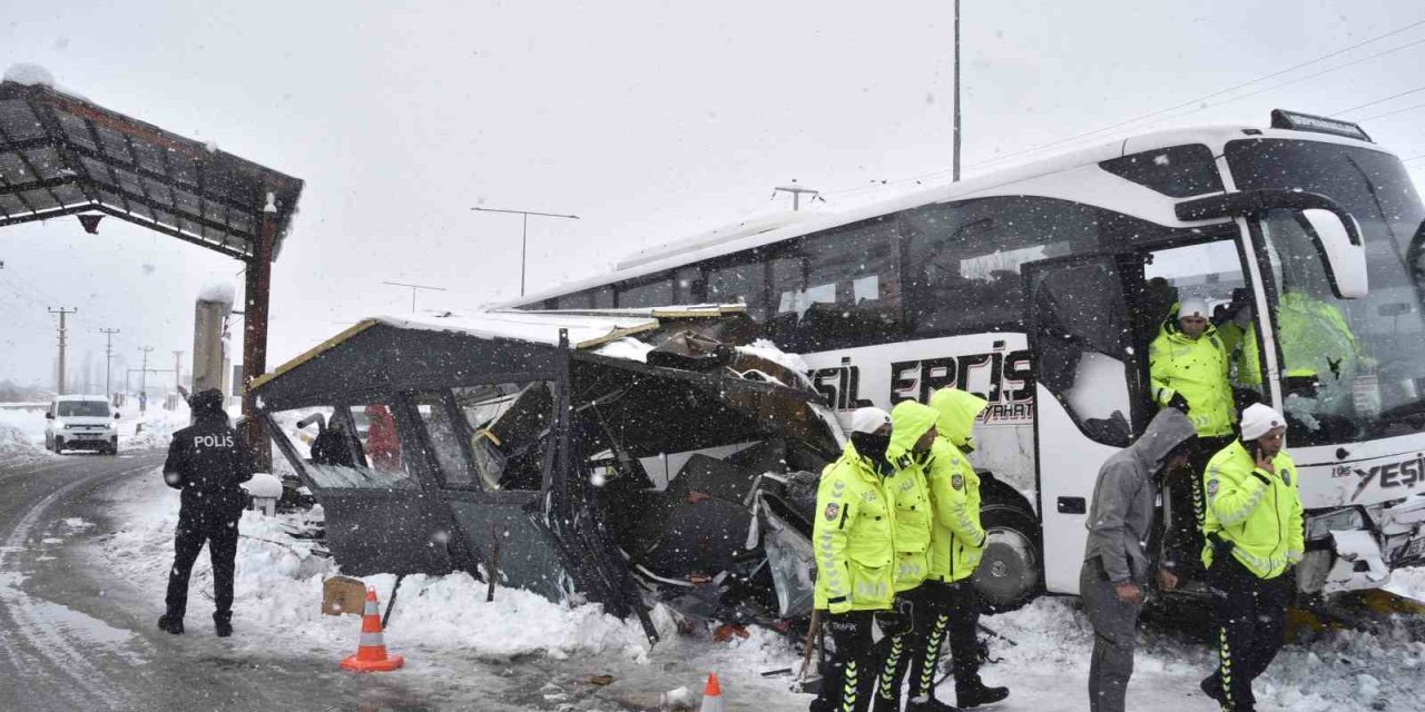 Yolcu otobüsü polis noktasına çarptı: 4 polis yaralandı
