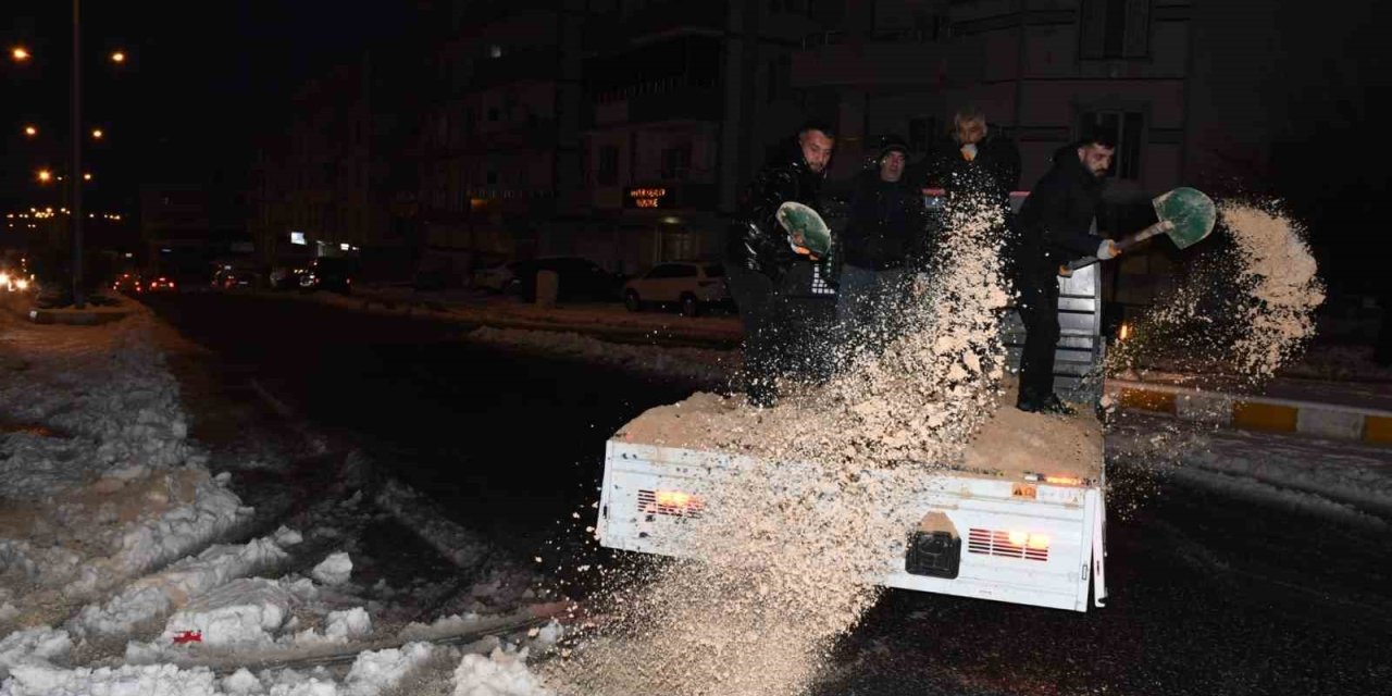 Kaymakam Çakır, karla mücadele çalışmalarını yerinde inceledi