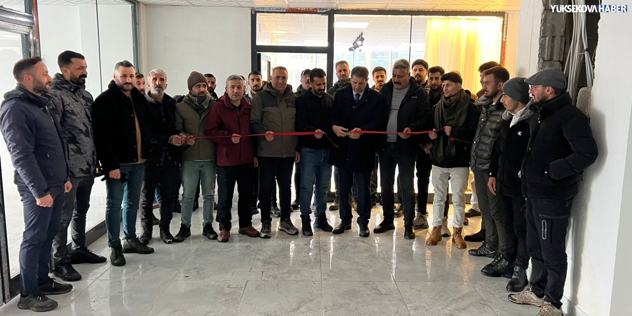 Yüksekova’da Azat Erkek Kuaförü hizmete açıldı