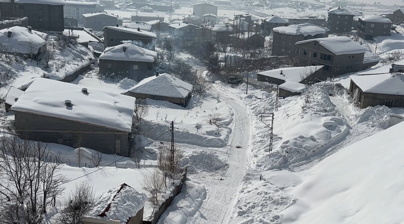 Hakkari’de 68 yerleşim yerinin yolu kapandı