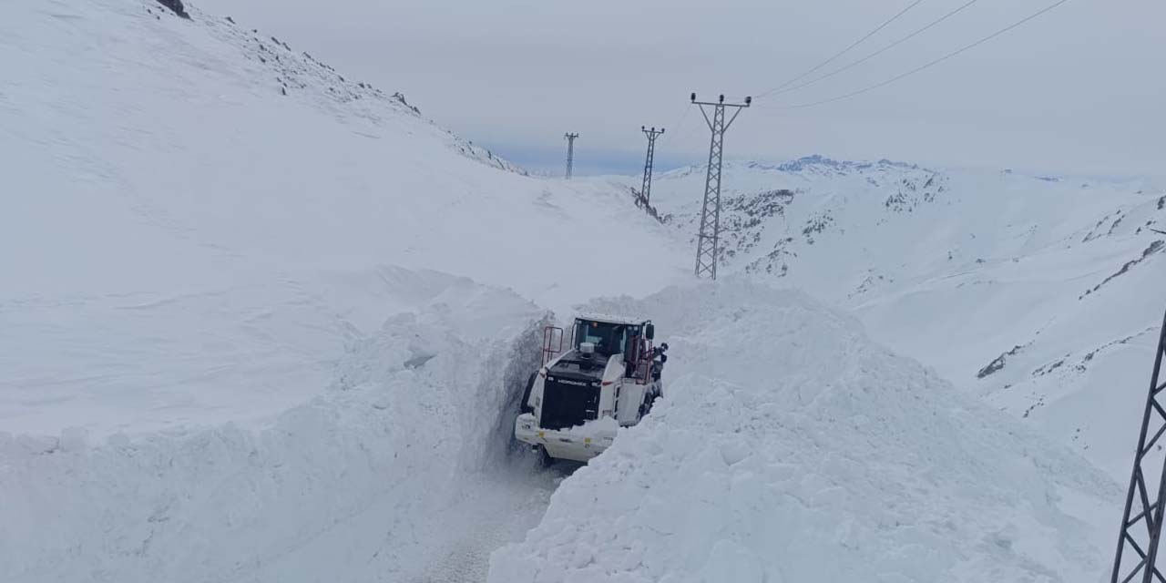 Yüksekova’da mezra yoluna düşen çığ temizlendi