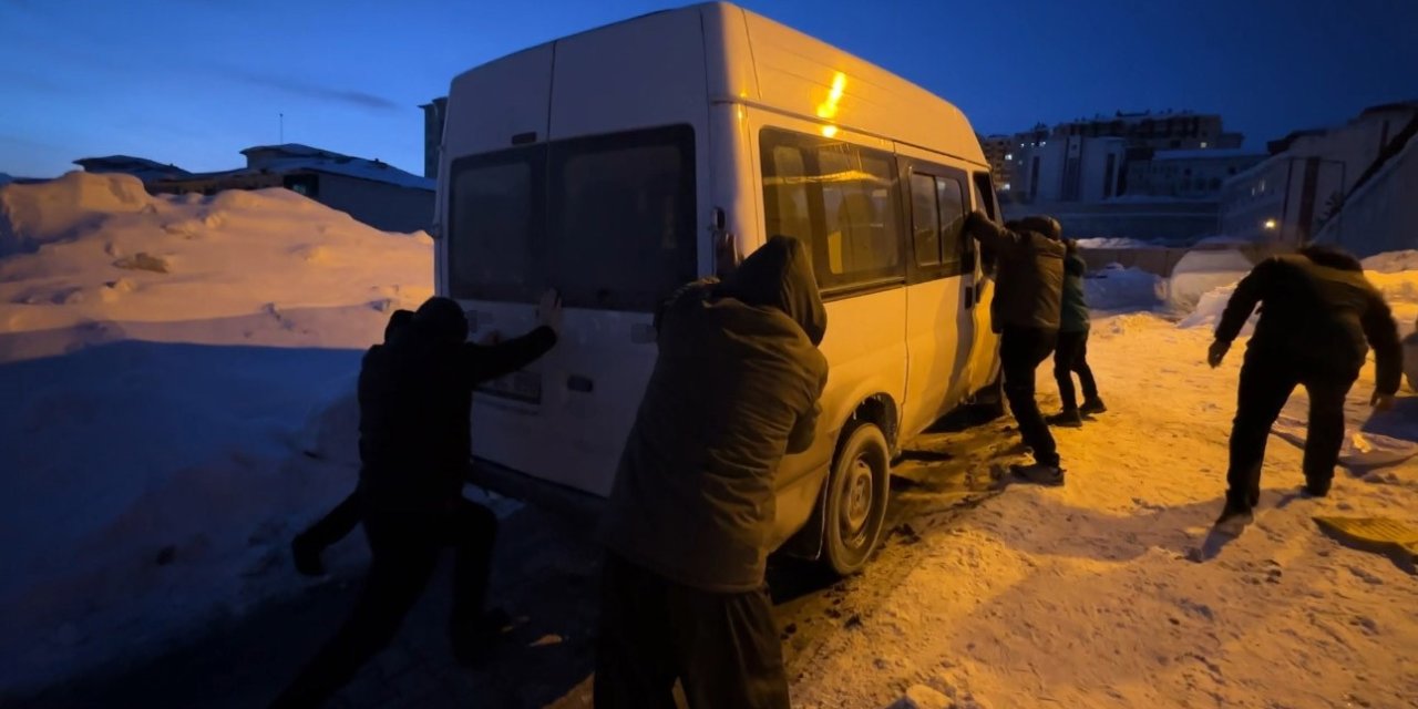 Yüksekova’da buzlu yolda mahsur kalan minibüsü vatandaşlar kurtardı