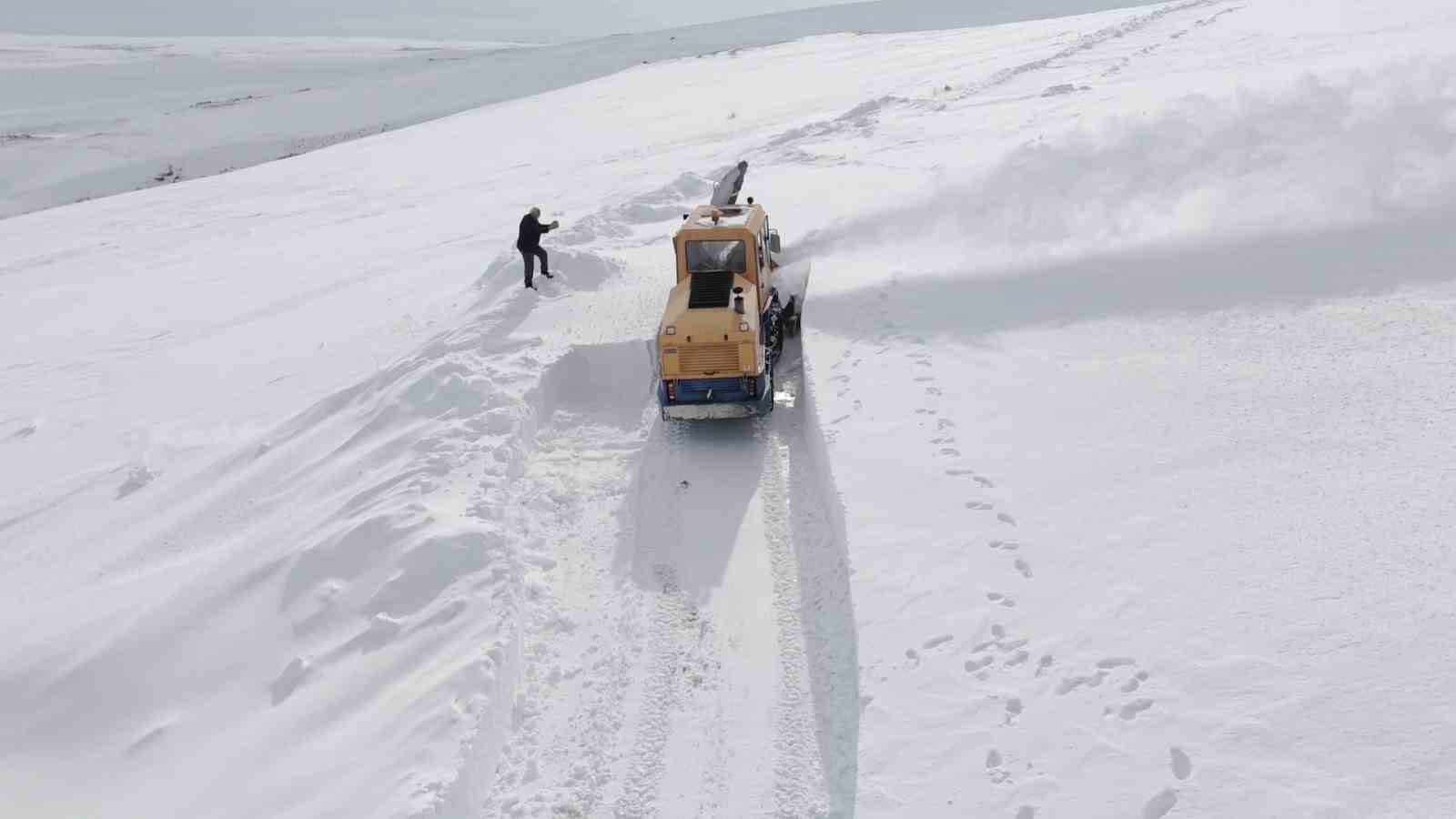 Bitlis'te kar hayatı felç etti: Valilikten kar savurma makinesi desteği