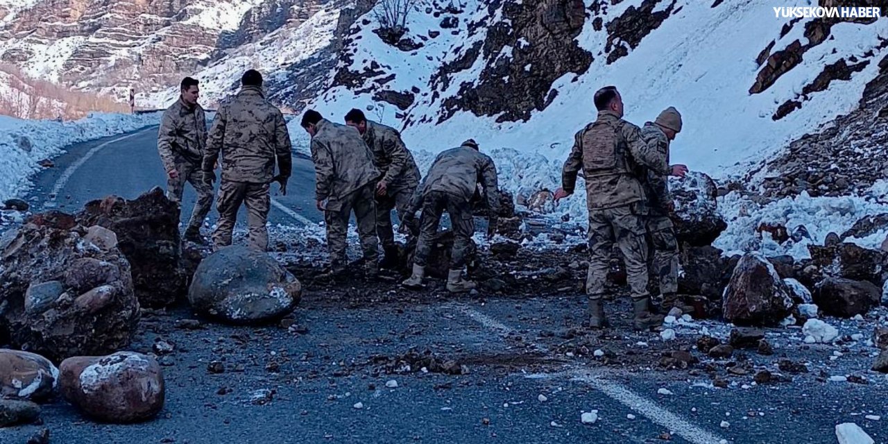 Hakkari–Çukurca yoluna düşen kayaları vatandaşlar ve askerler temizledi