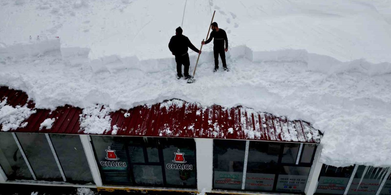 Bitlis'te çatılarda temizlik mesaisi başladı