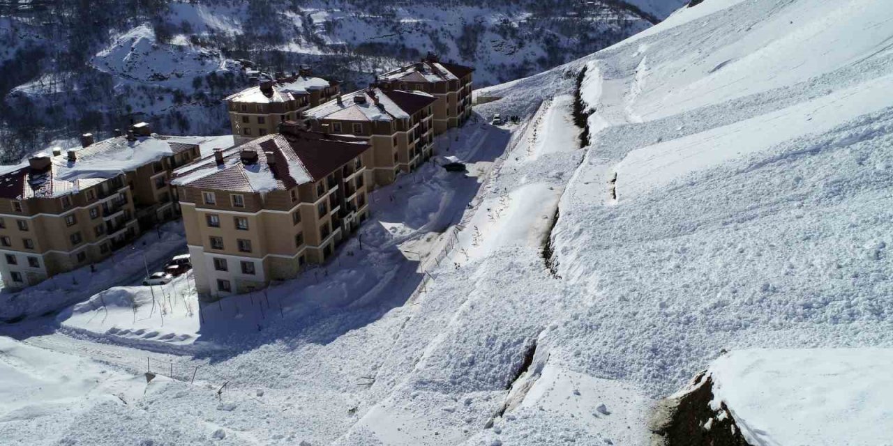 Çatak’ta iki ayrı çığ düştü