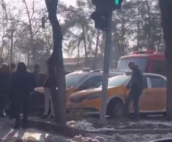 Diyarbakır’da 3 taksi çarpıştı