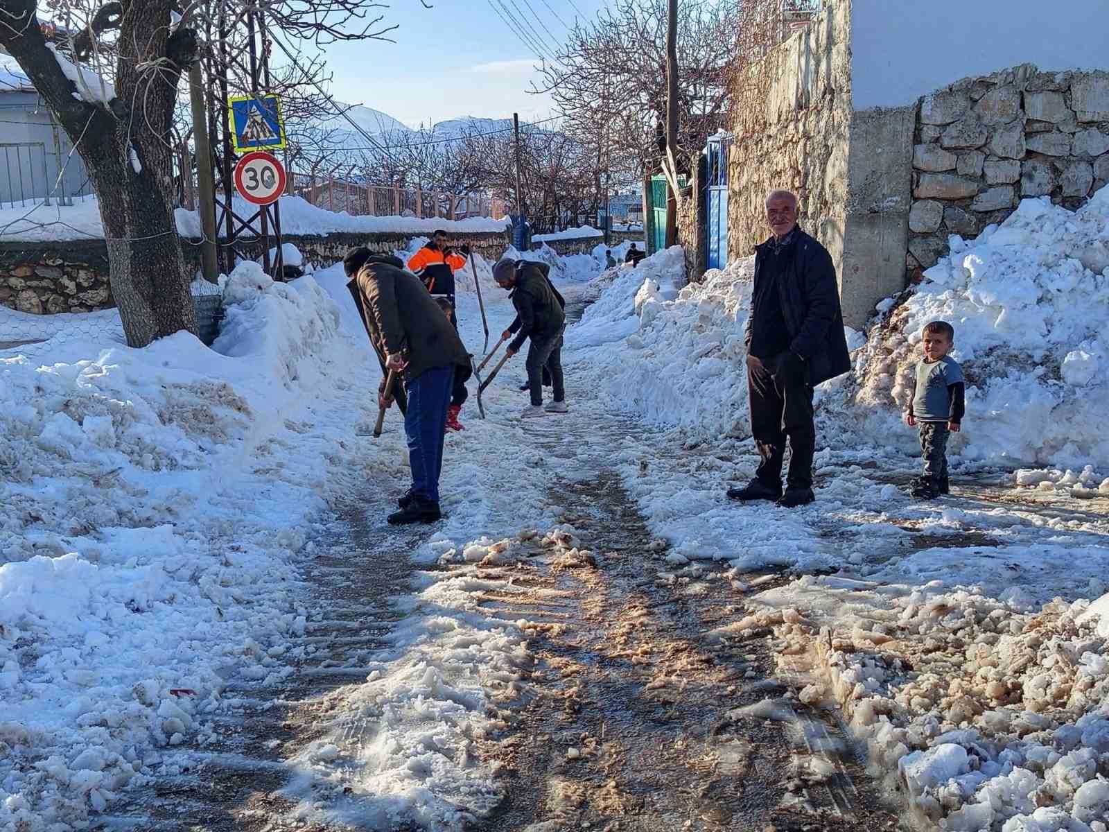 Vatandaşlar karla kapanan yolları kendi imkanları ile açtı