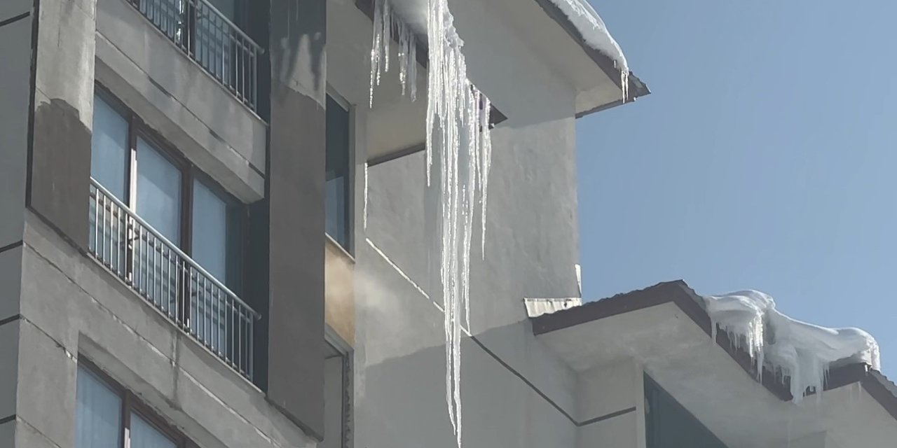 Yüksekova’da buz sarkıtları 3 metreyi aştı