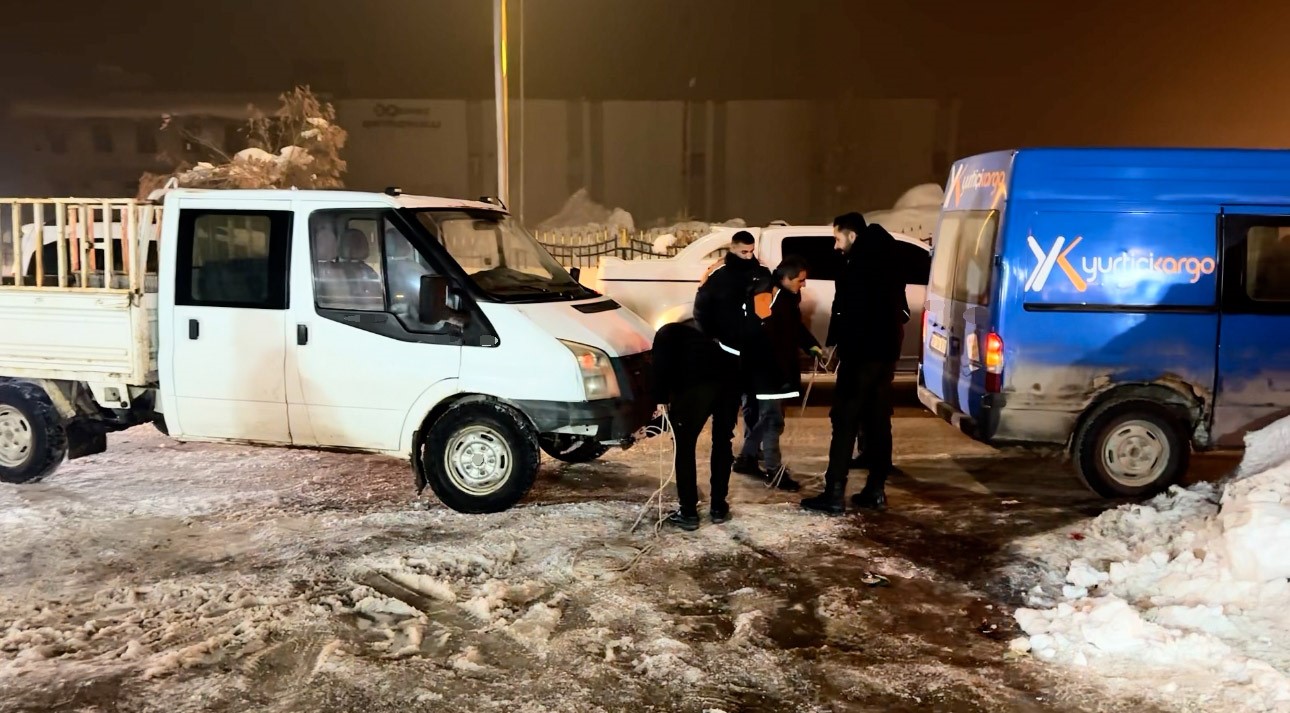 Yüksekova'da hava sıcaklığı -25’lere düştü, araçlar arıza vermeye başladı