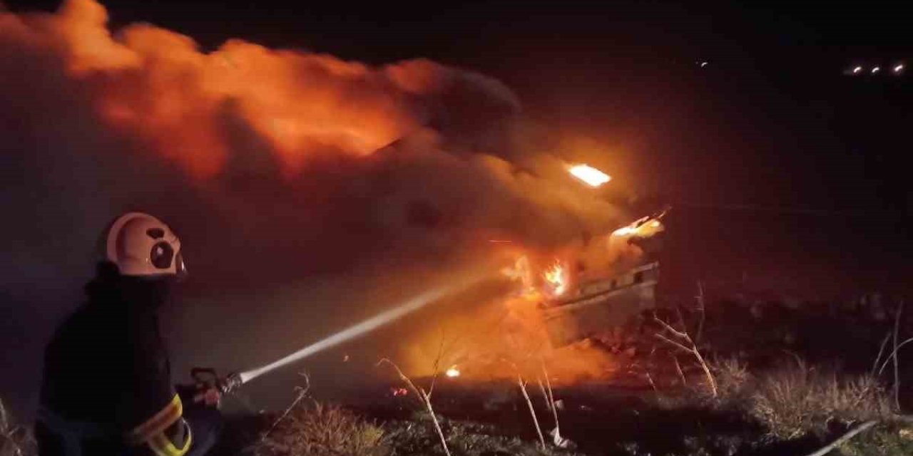 Nusaybin'de şarampole devrilen tırda çıkan yangın söndürüldü