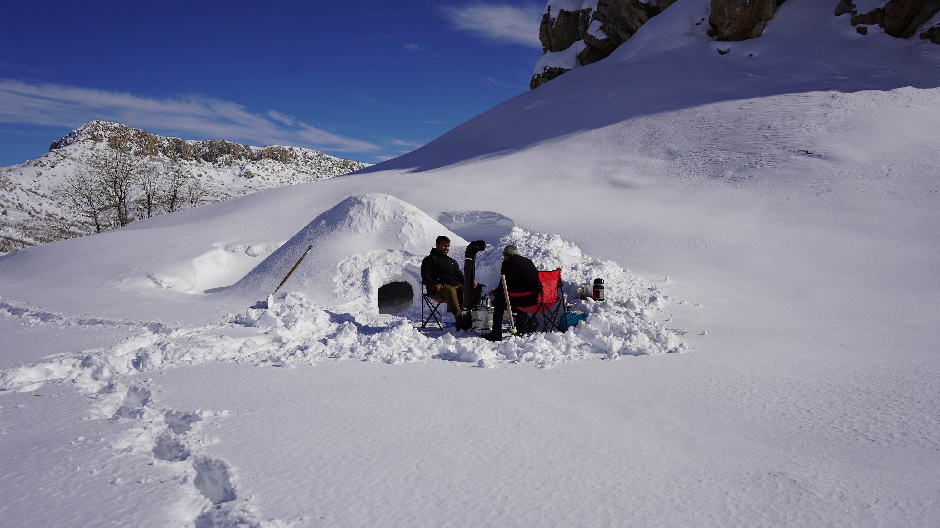 Yaptığı kardan barınaklarda doğayla baş başa kalıyor