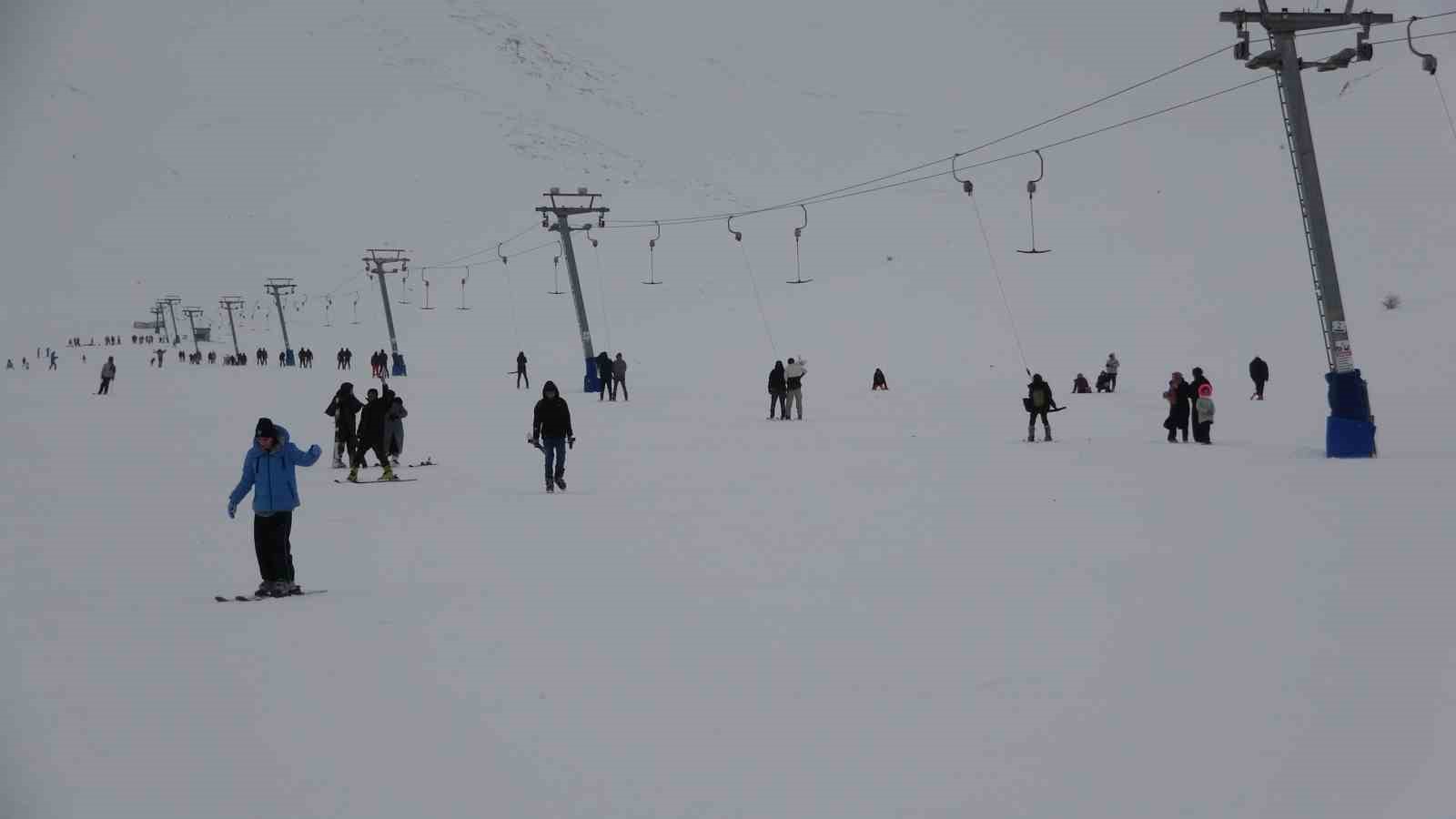 Van’daki kayak merkezi hafta içi de yoğun ilgi görüyor