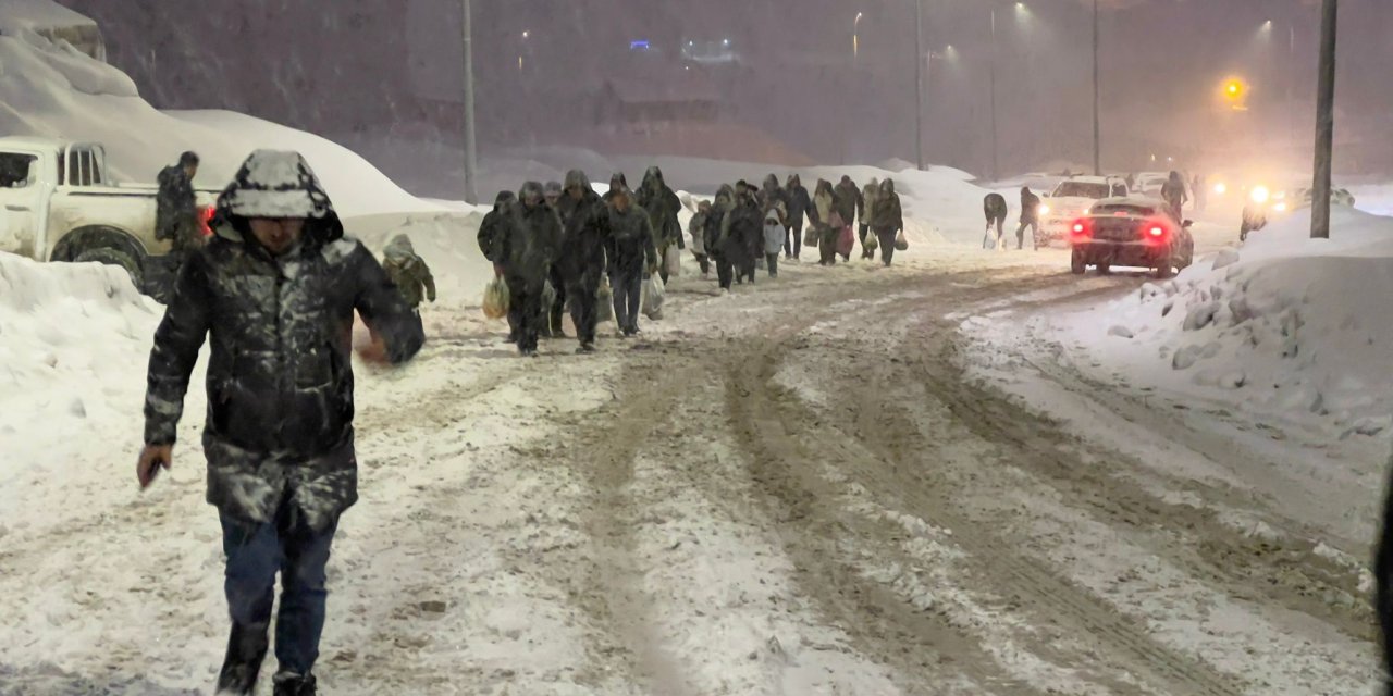 Araçlar Bajerge TOKİ yolunu çıkamadı, vatandaşlar evlerine yaya gitti