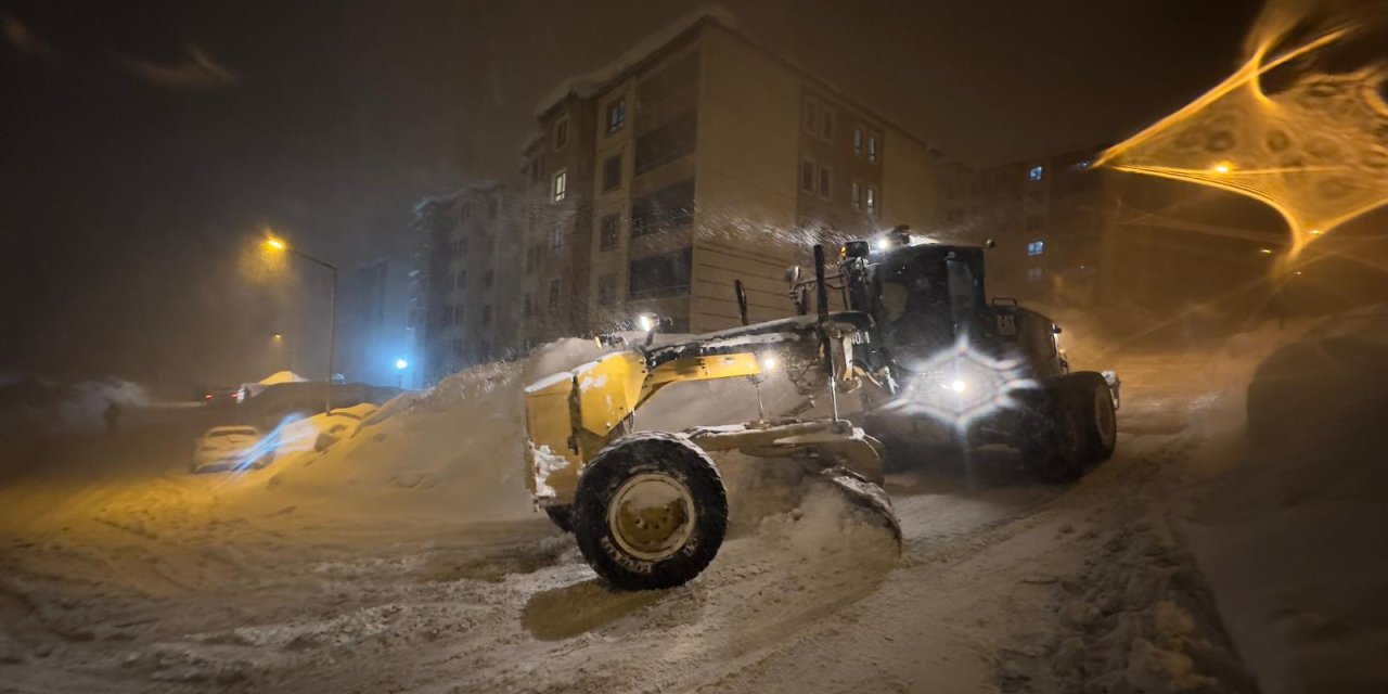 Kar ve tipi sonrası Yüksekova’da belediye ekipleri sahada