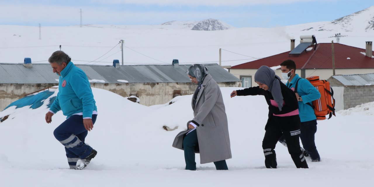 Doktor Didem, dondurucu soğukta 1,5 metre karda yürüyerek hastalara ulaşıyor