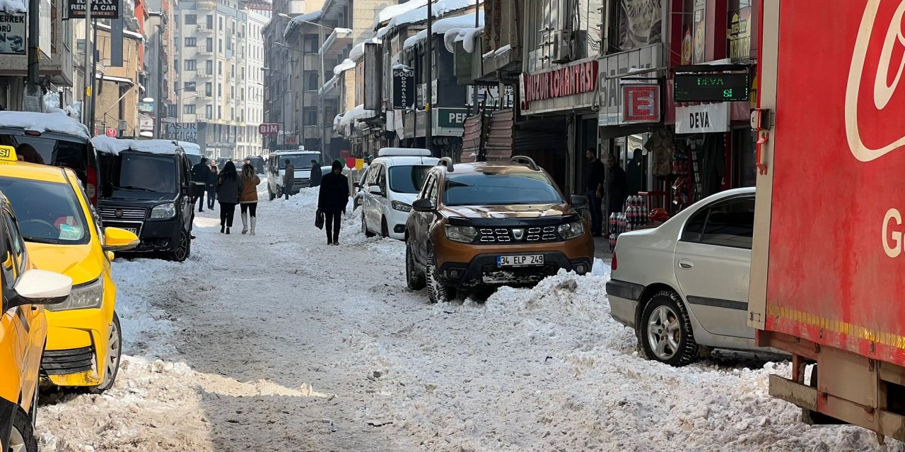 Hakkari ve ilçelerinde 62 köy ve 158 mezra yolu yeniden kapandı
