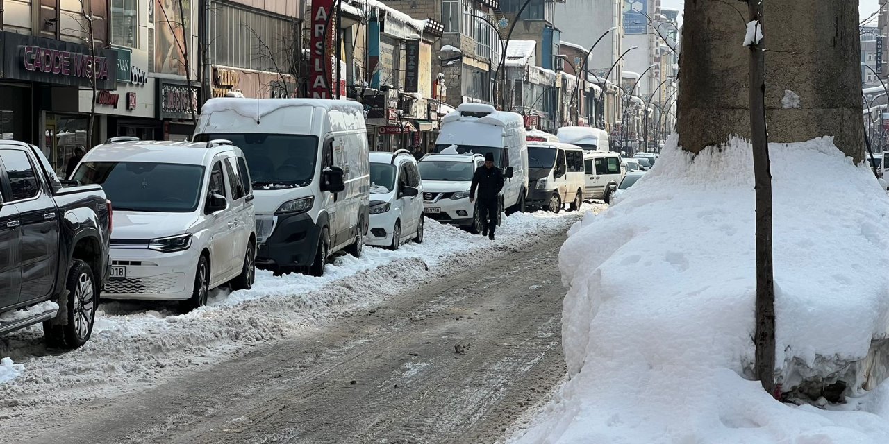 Yüksekova'da Cengiz Topel Caddesi için belediyeden araç sahiplerine çağrı