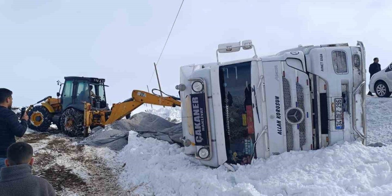 Muradiye’de buzlanmadan dolayı tır devrildi