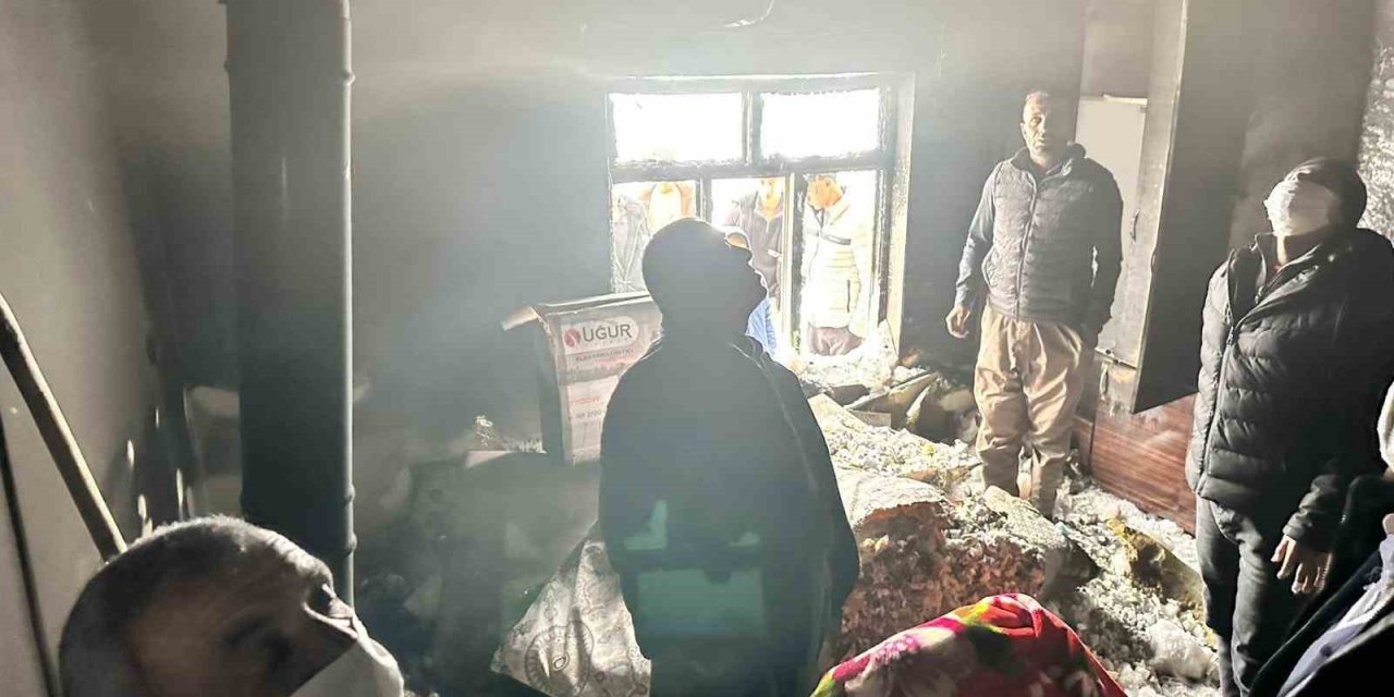 Derecik'te ev yangını: Kış ortasında evsiz kaldılar