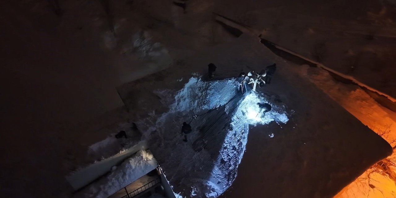 Yüksekova’da cemaat namazdayken çatı çöktü: İmam anons etti, köylü küreği ve halatıyla yardıma koştu