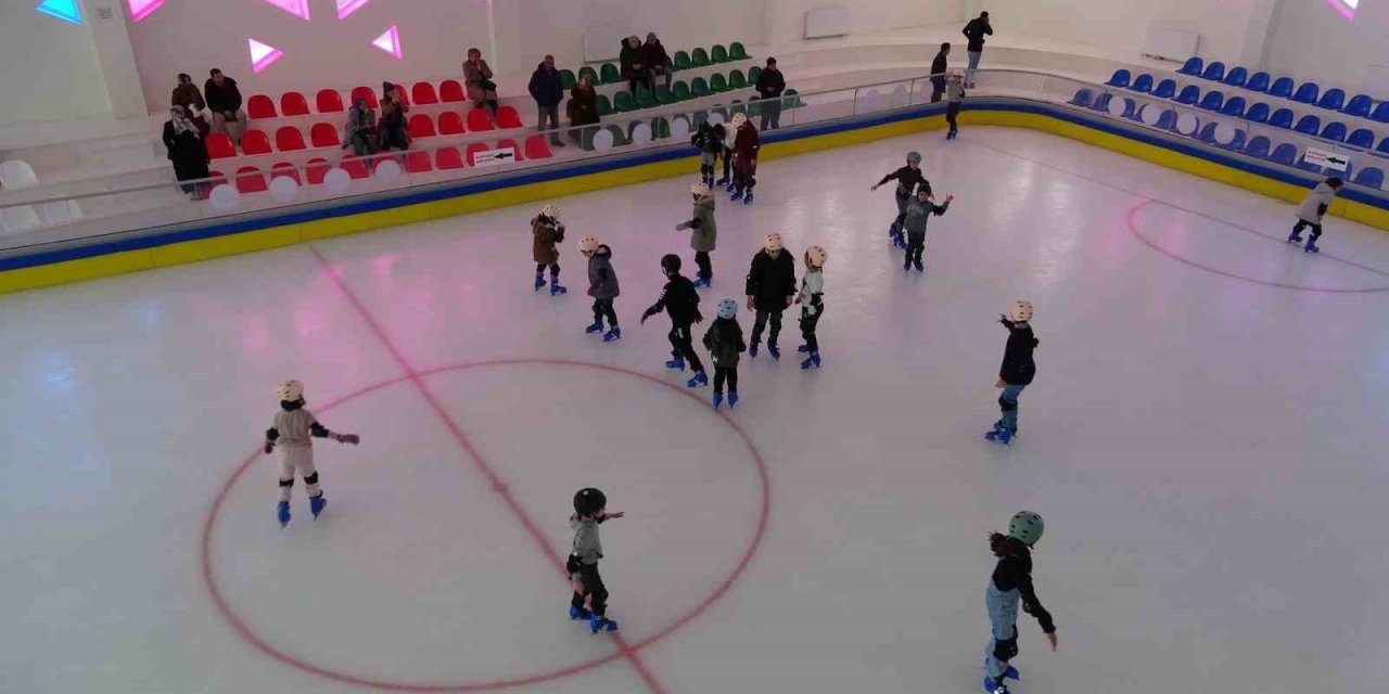 Van'daki buz pateni pisti tatilde çocukların uğrak noktası oldu