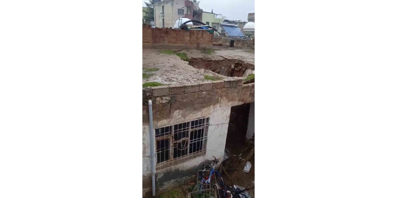 Kızıltepe'de sağanak yağışta kerpiç evin damı çöktü