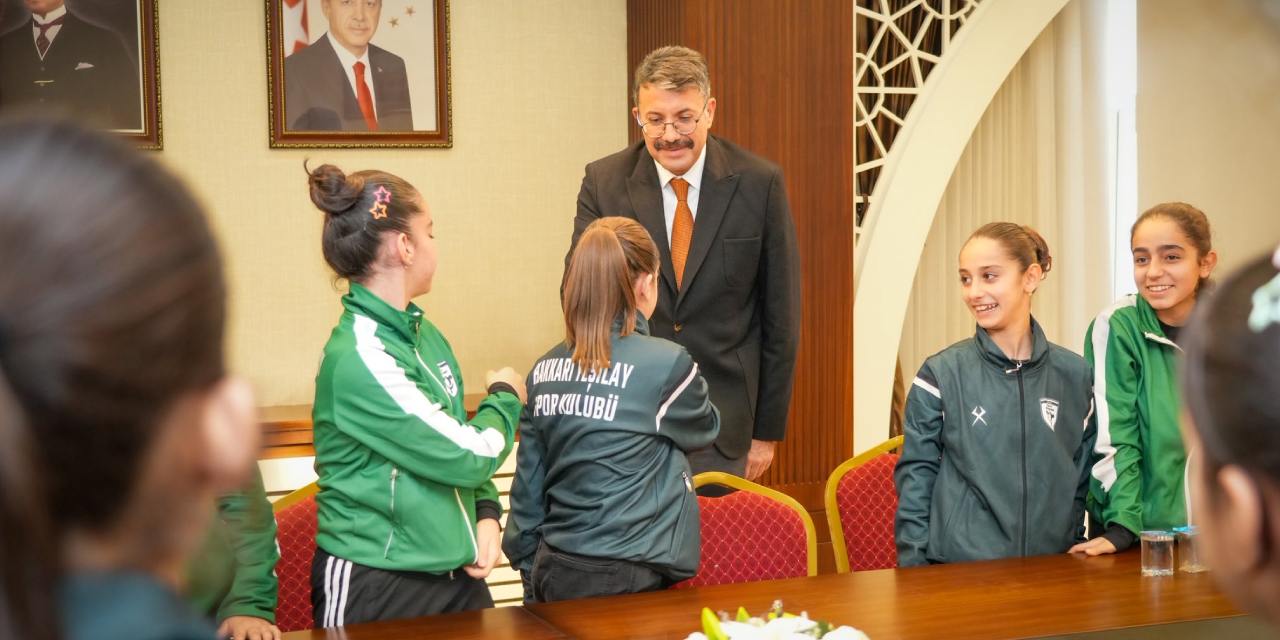 Yeşilay Spor Kulübü voleybol takımından Vali Çelik’e ziyaret