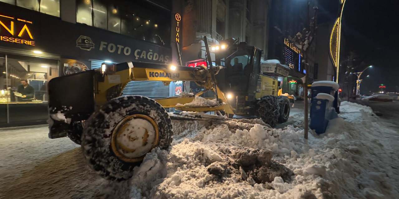 Yüksekova çarşısında karla mücadele mesaisi